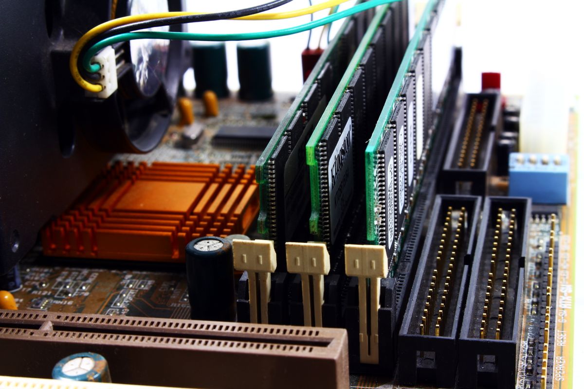 Cận cảnh bo mạch chủ với các thanh RAM cắm trên khe và heatsink tản nhiệt
