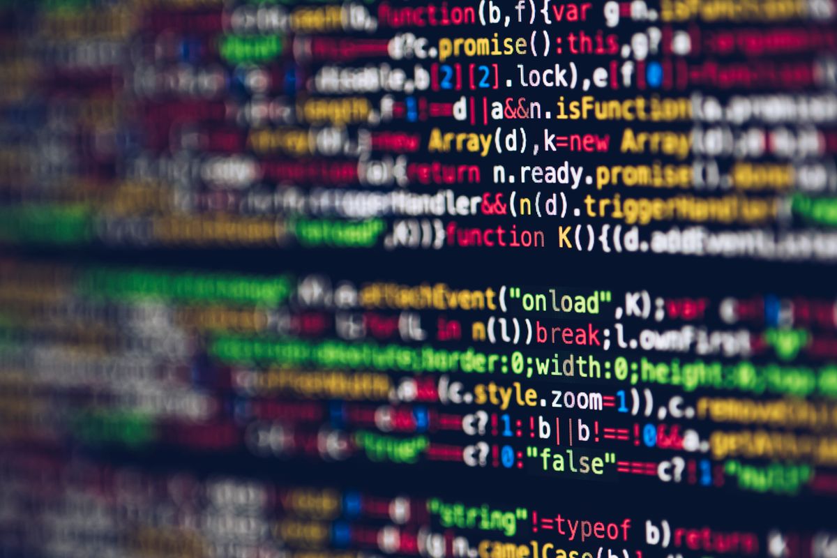 Cận cảnh mã JavaScript nhiều màu trên nền đen, minh hoạ dữ liệu và vector