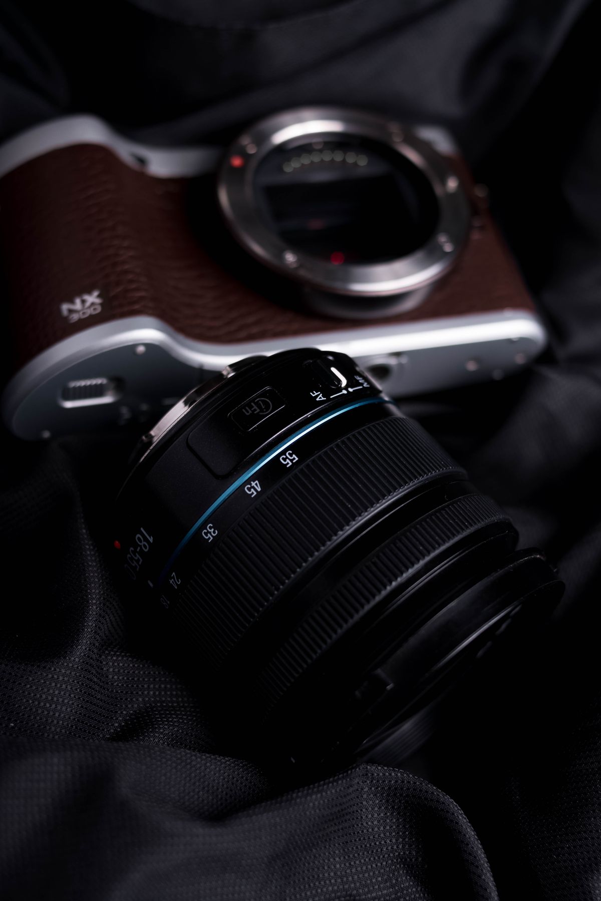 Máy ảnh DSLR và ống kính trên nền tối