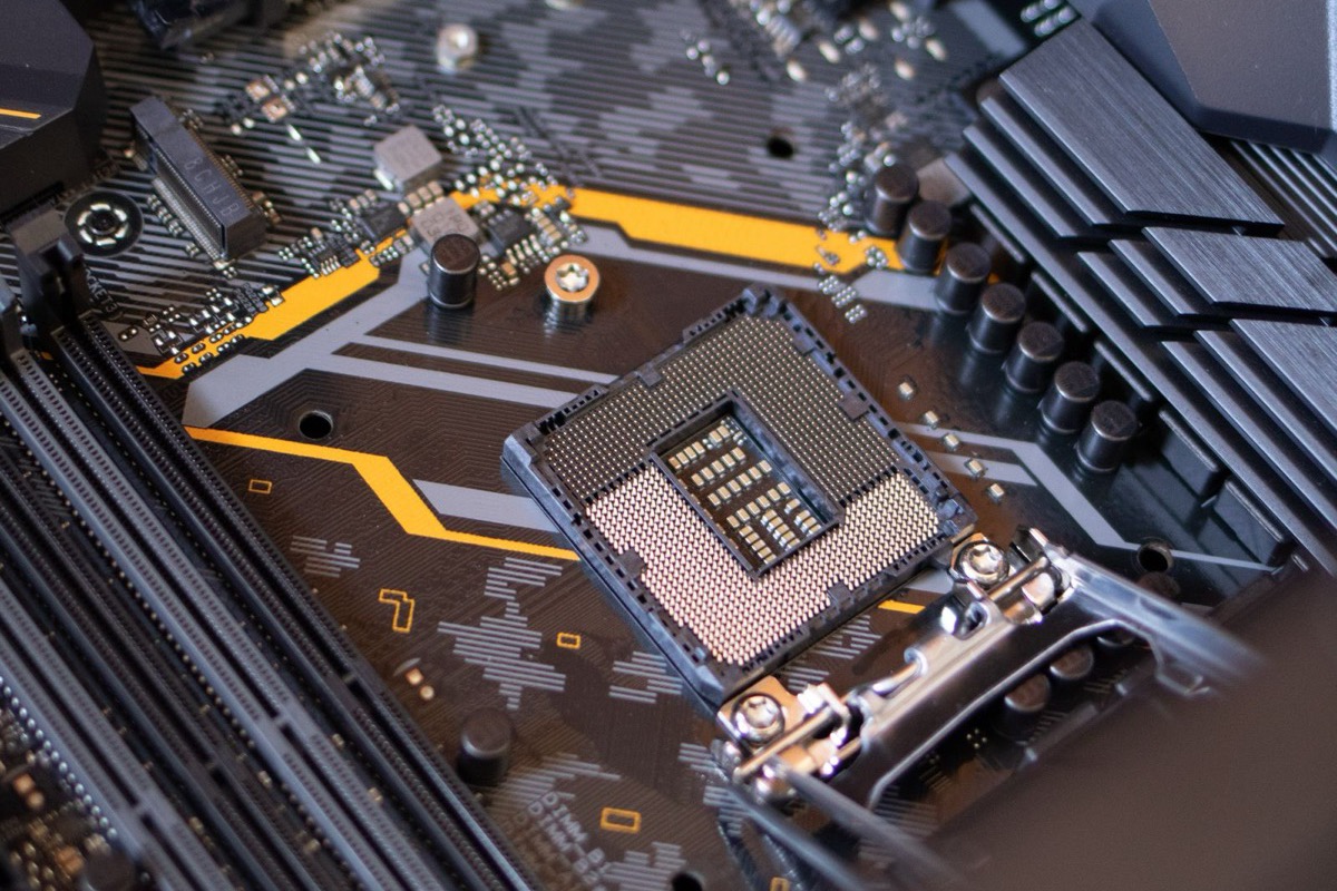 Cận cảnh bo mạch chủ với socket CPU và khe RAM, minh họa hạ tầng phần cứng để tự chạy mô hình mở lớn