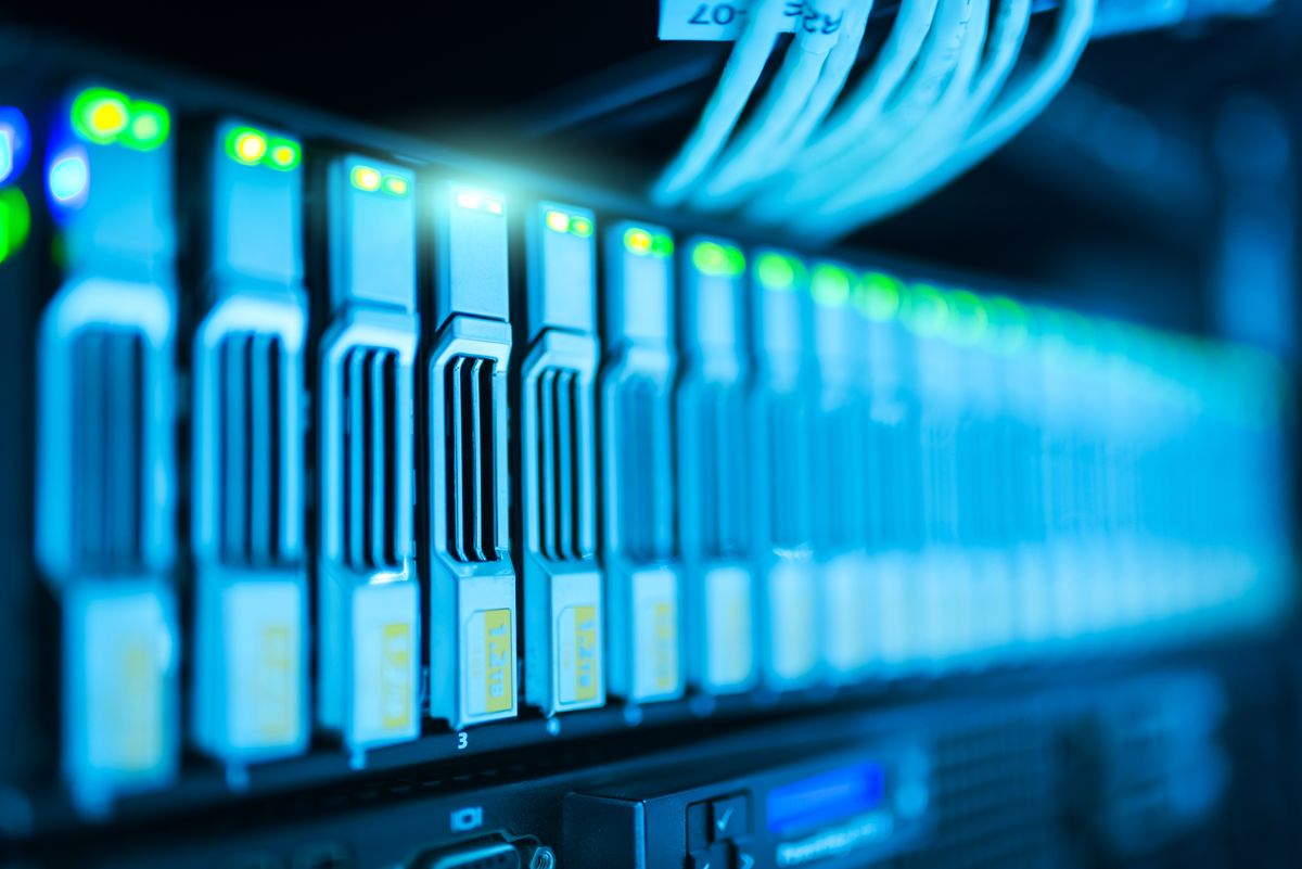 Dàn server rack phát sáng ánh xanh trong trung tâm dữ liệu