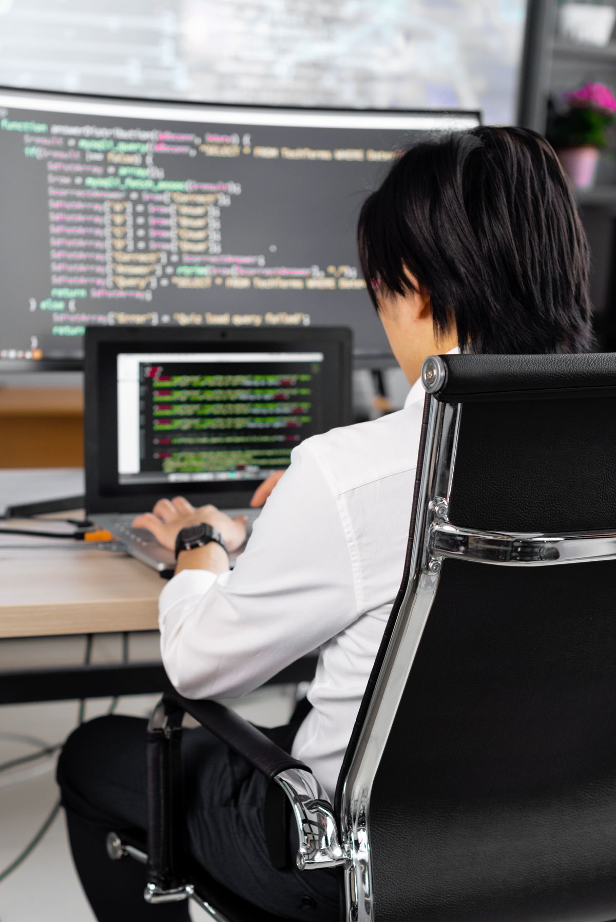 Kỹ sư phần mềm viết code tại bàn làm việc