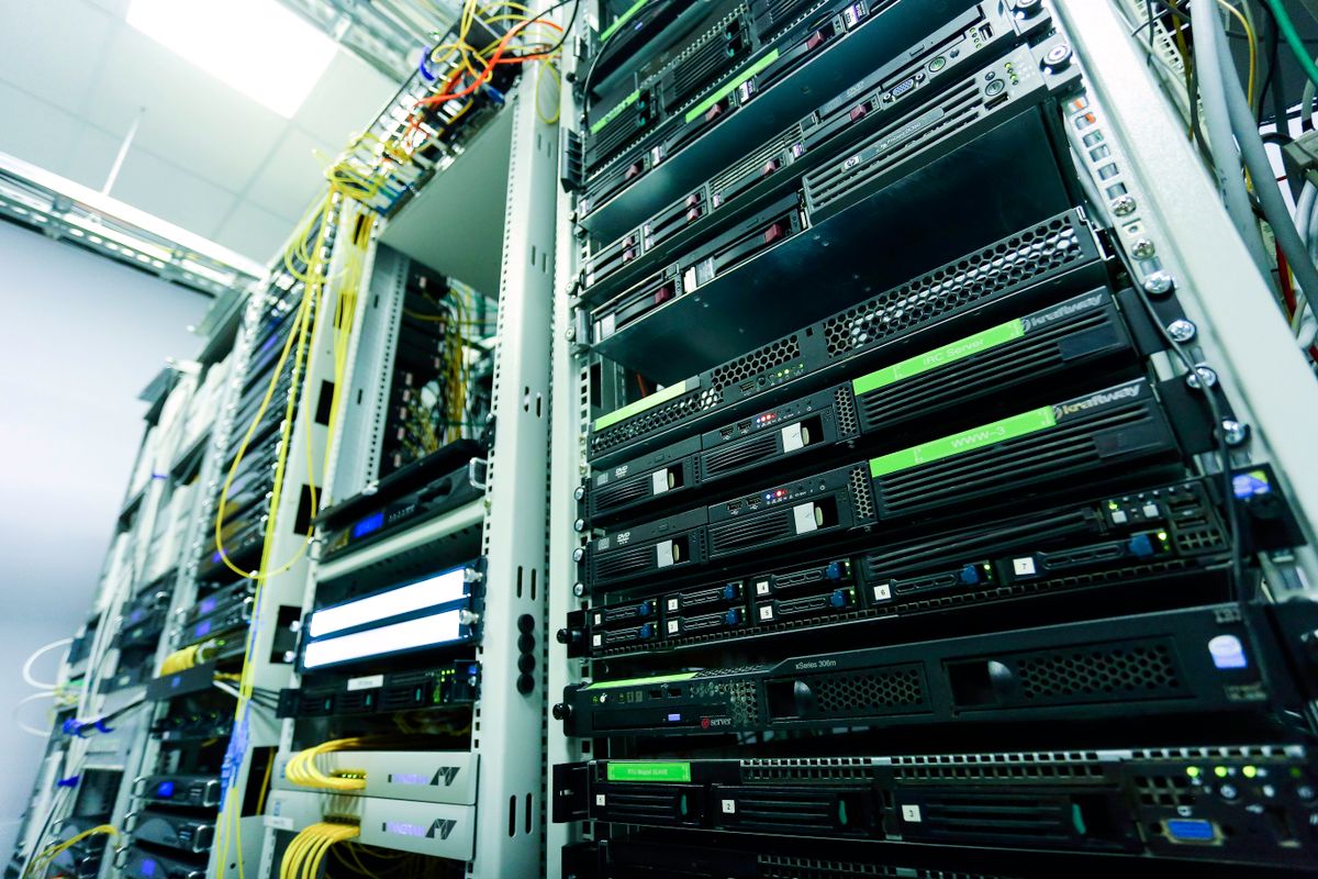 Tủ rack máy chủ trong trung tâm dữ liệu