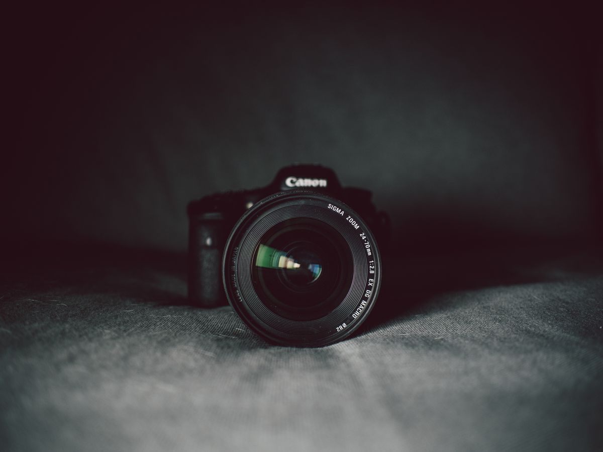 Máy ảnh DSLR trên nền tối
