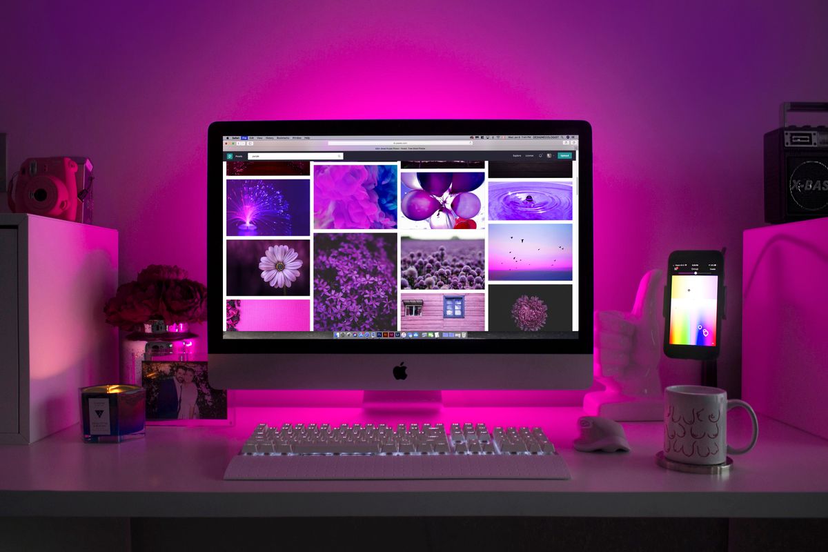 Máy tính hiển thị lưới ảnh trong phòng tối ánh neon