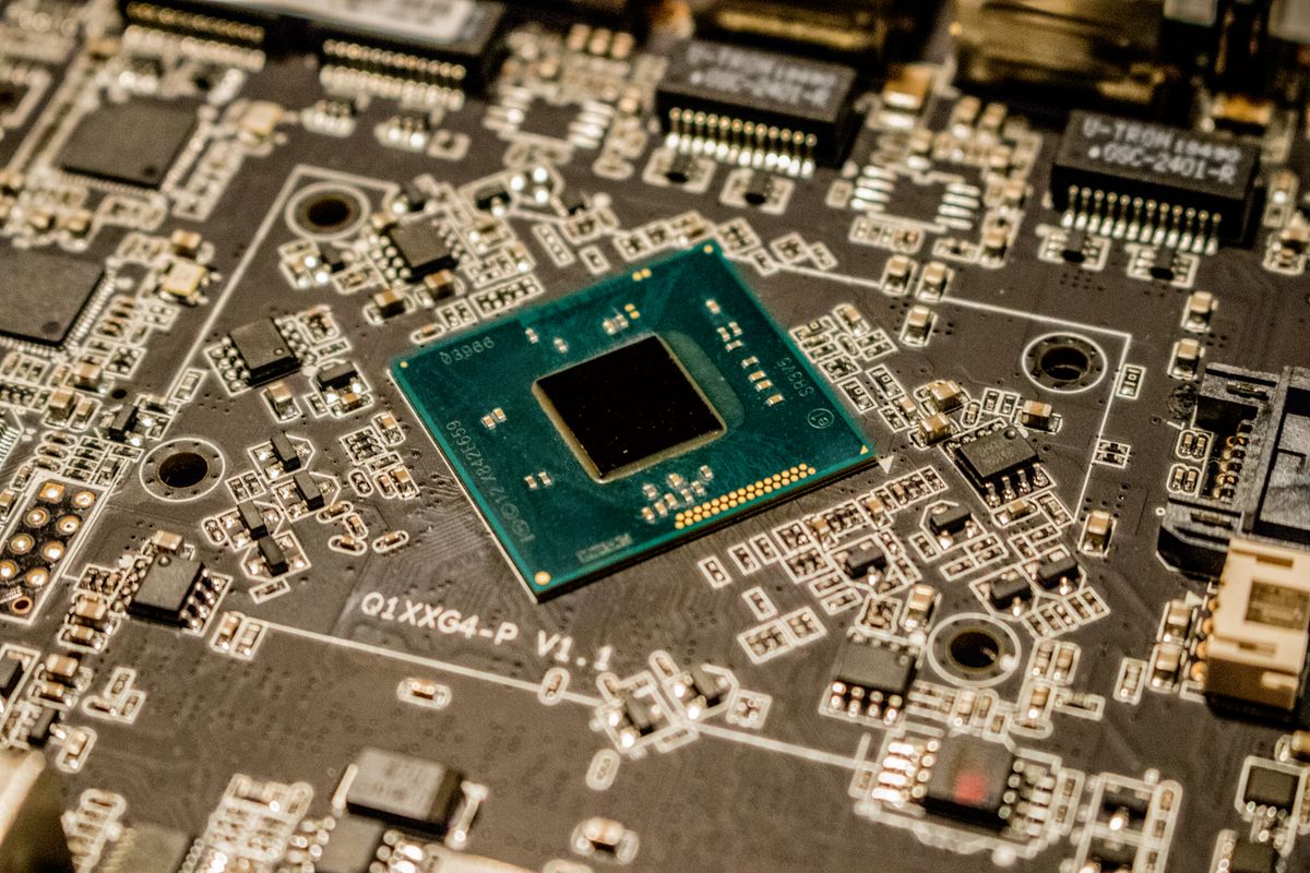 Vi mạch chip trên bo mạch