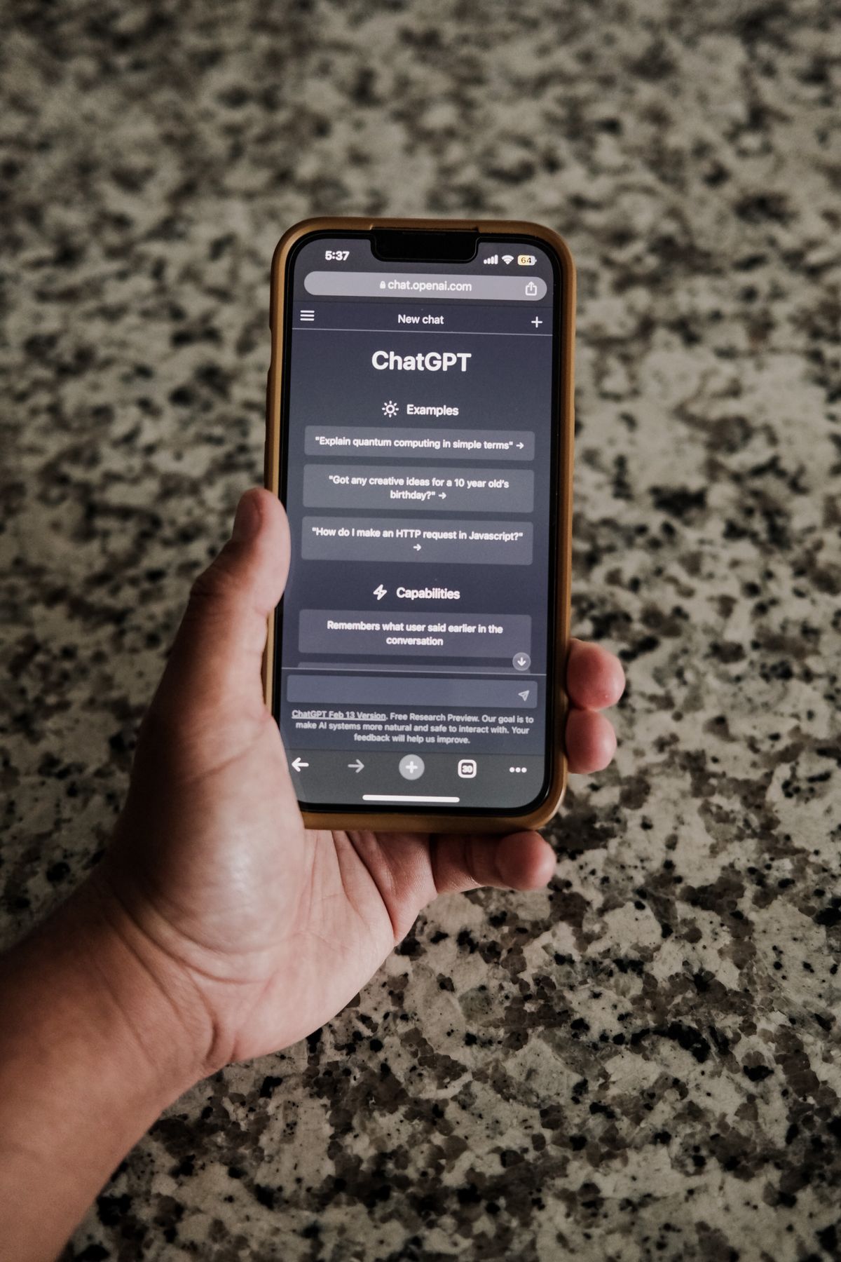 Điện thoại với giao diện ChatGPT