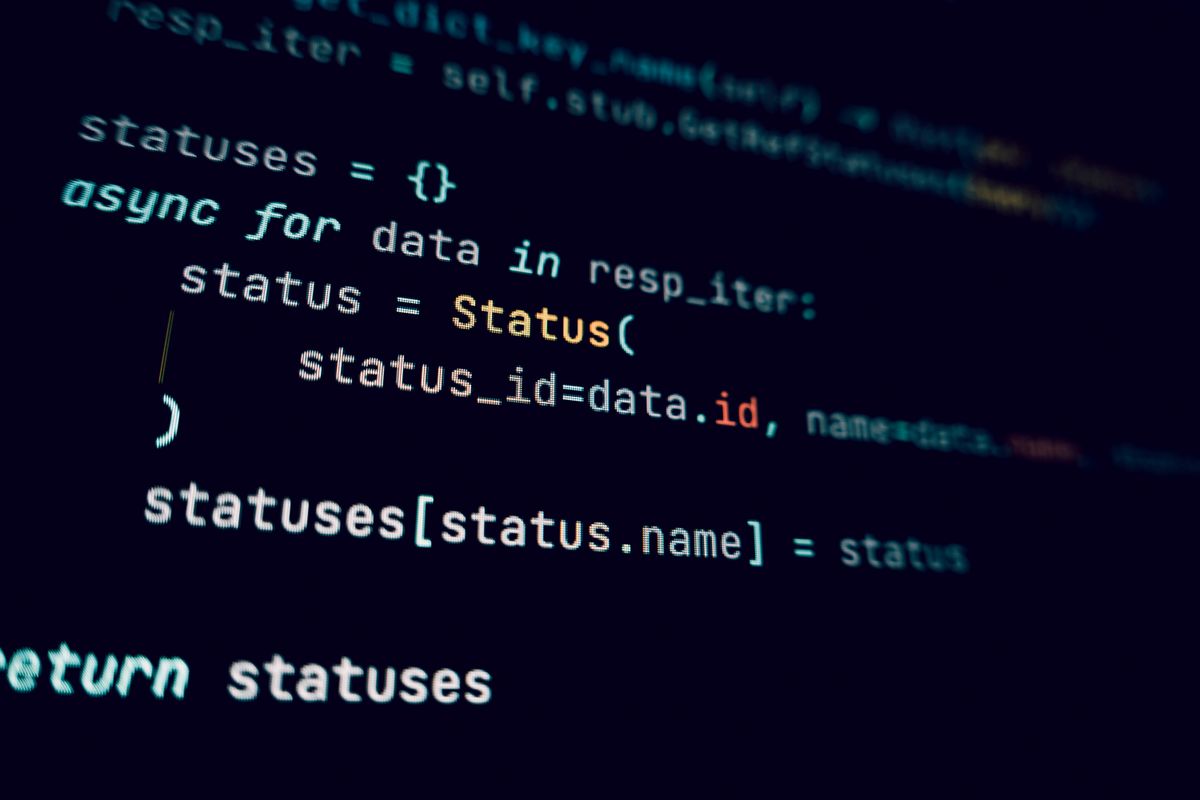 Màn hình hiển thị dòng code lập trình trên nền tối