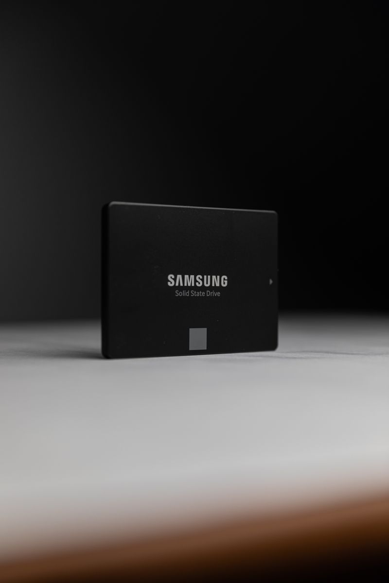 Ổ cứng thể rắn SSD trên nền tối