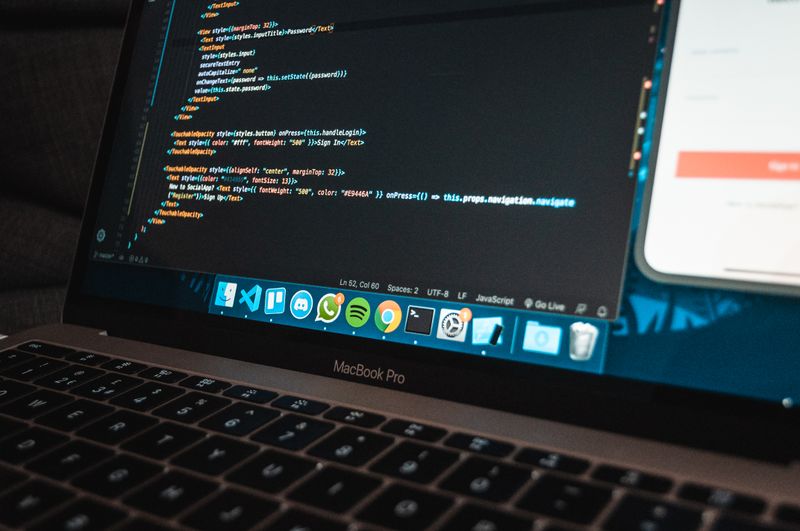 Laptop hiển thị code lập trình