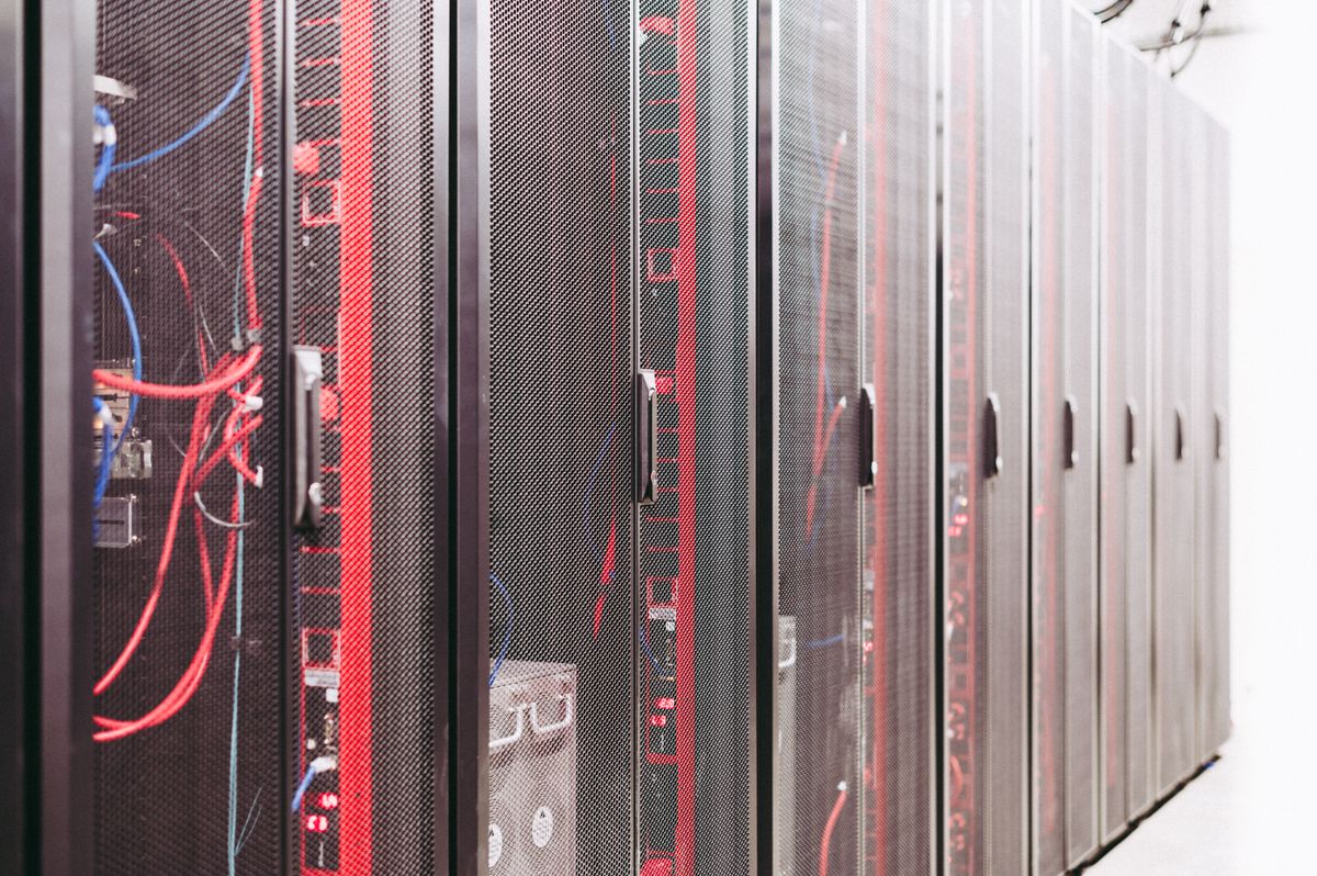 Hệ thống tủ rack máy chủ trong trung tâm dữ liệu hiện đại