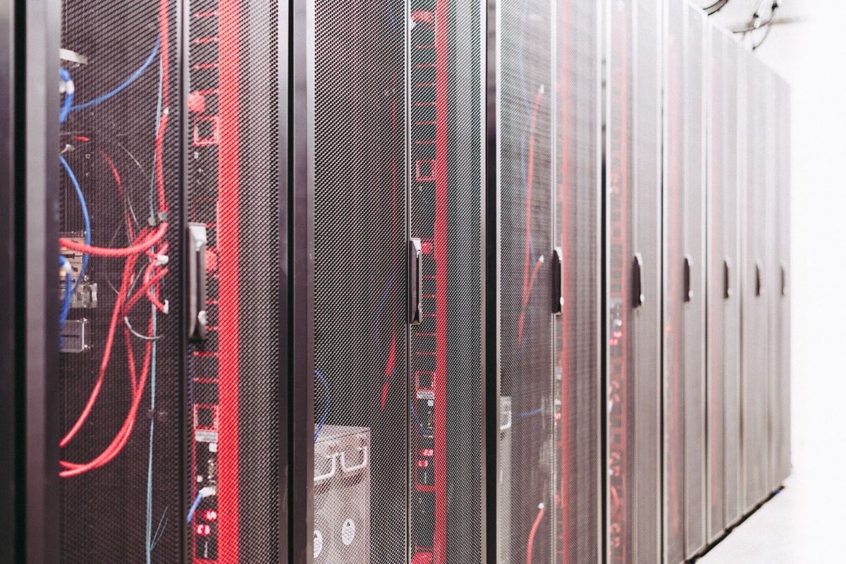 Tủ máy chủ trong phòng server doanh nghiệp minh họa mô hình AI chạy on-premise