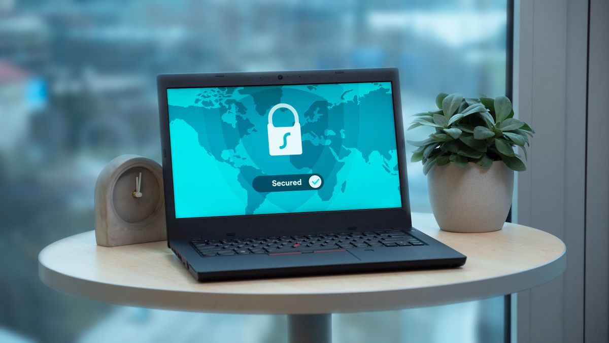 Laptop hiển thị biểu tượng khoá bảo mật