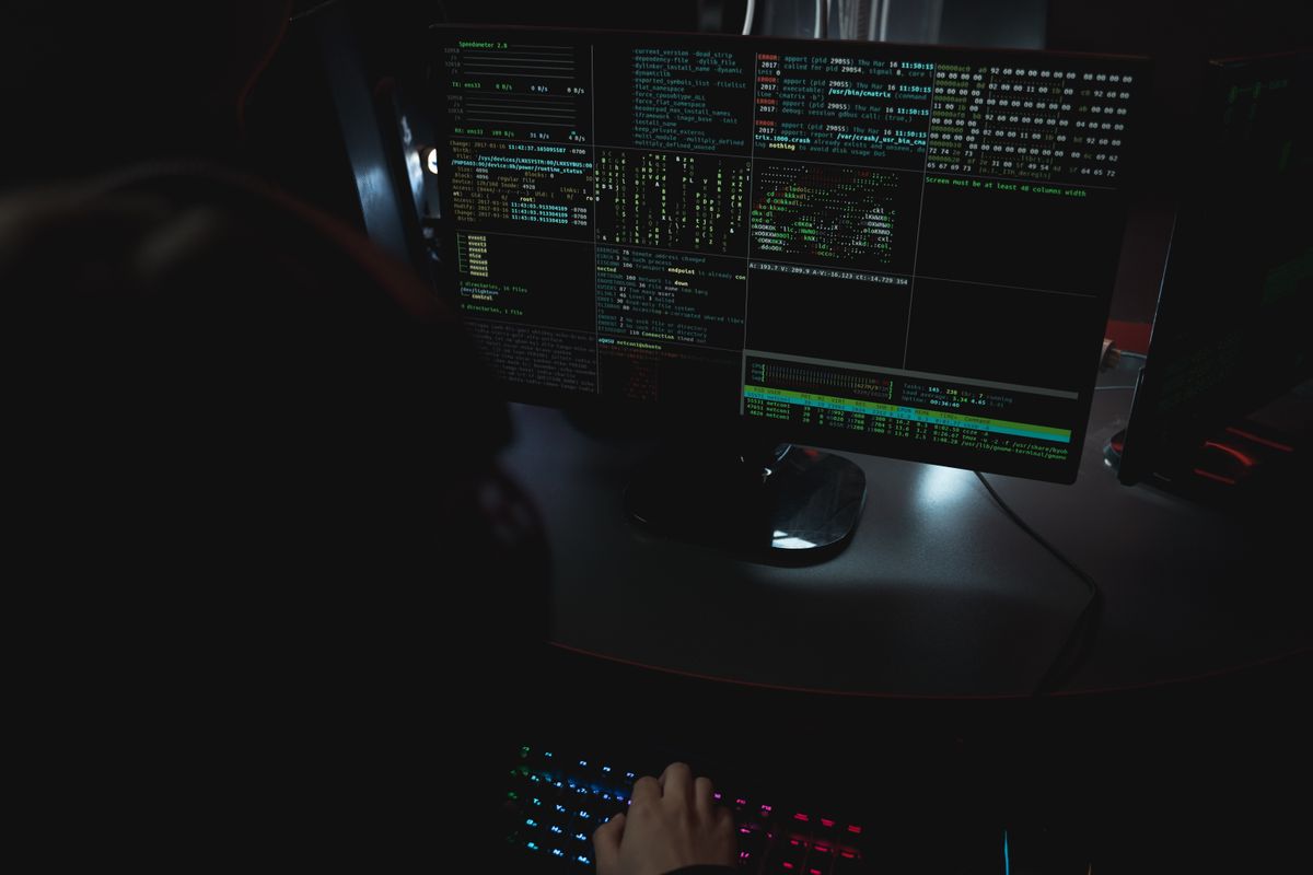 Phòng tối với code hiển thị trên màn hình