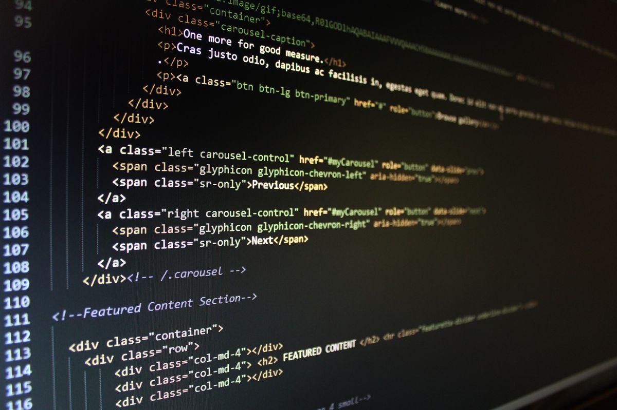 Cận cảnh mã nguồn HTML có đánh số dòng trên màn hình tối, minh hoạ lỗ hổng nằm trong mã lõi