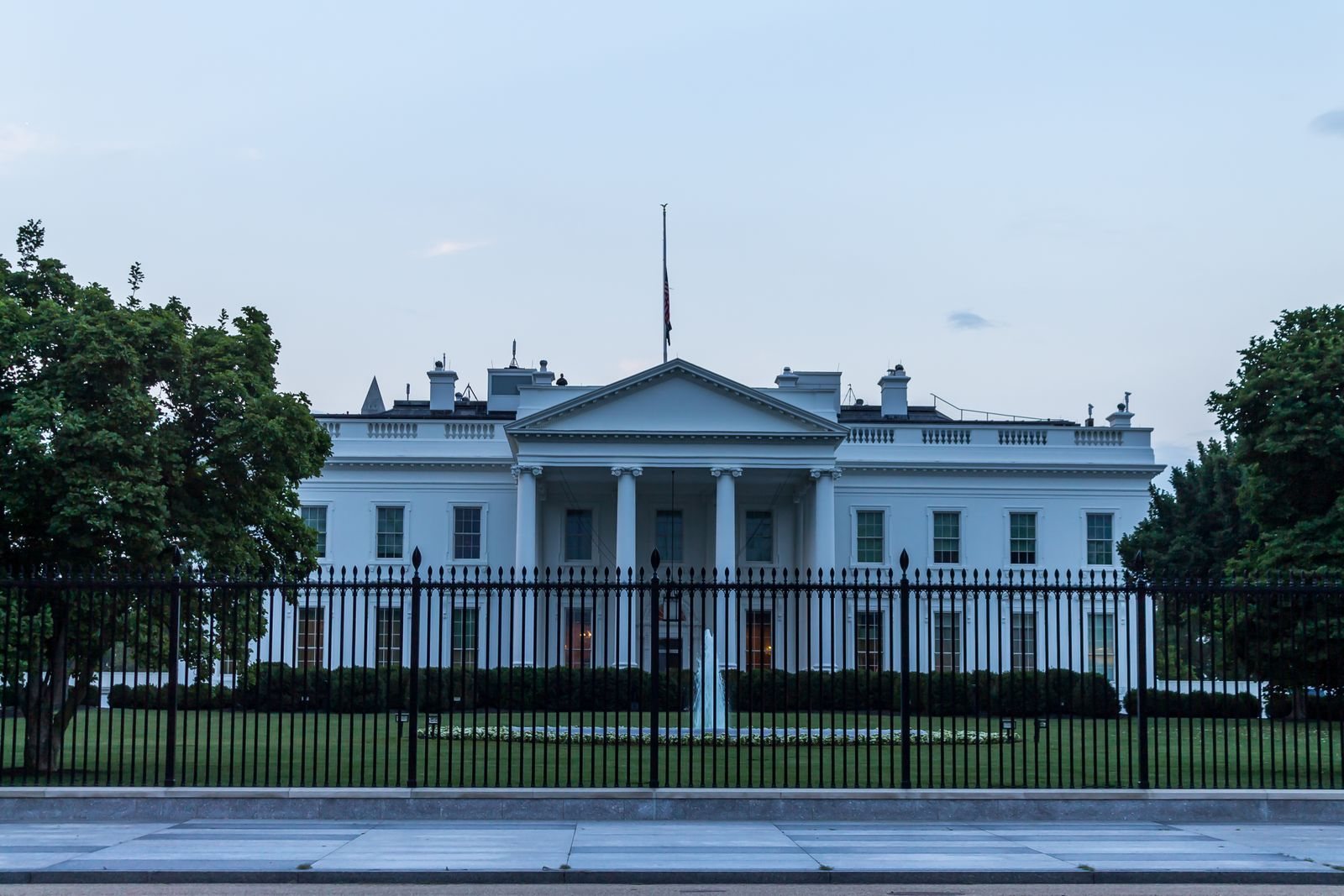 Mặt tiền Nhà Trắng ở Washington D.C. sau hàng rào sắt — nơi ban hành sắc lệnh đổi thuật ngữ AI thành SI