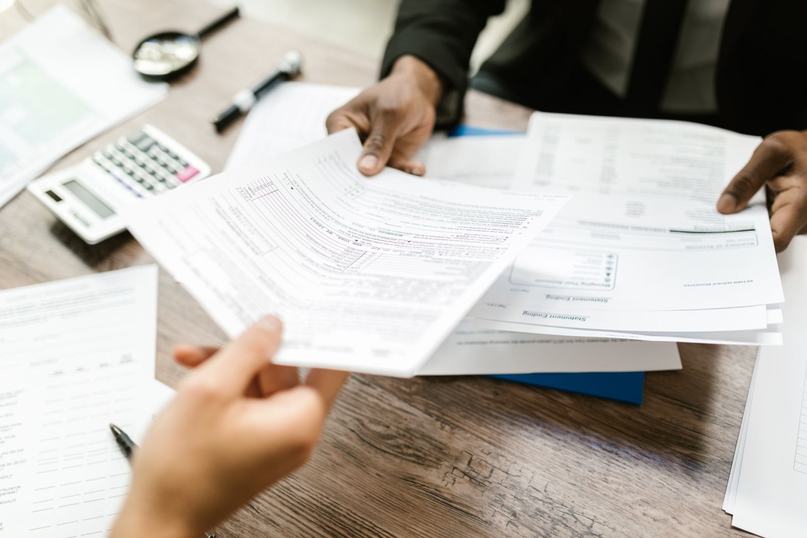 Handing over documents during a work handover between two employees